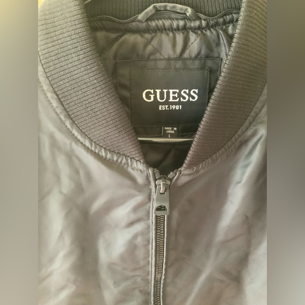 GUESS - Picture 2 of 9